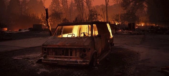 Η δραματική προσπάθεια οδηγού να ξεφύγει από την πυρκαγιά στην Καλιφόρνια -Οδηγεί μέσα στις φλόγες (βίντεο)